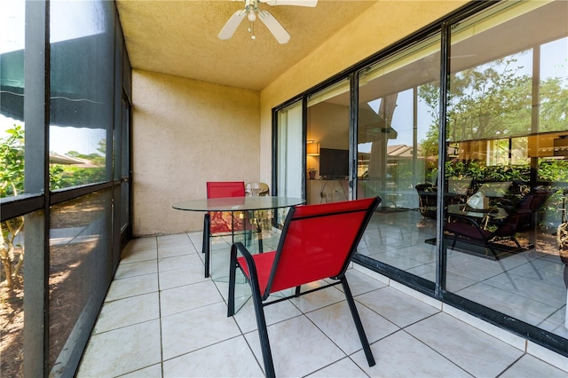 sunroom with ceiling fan