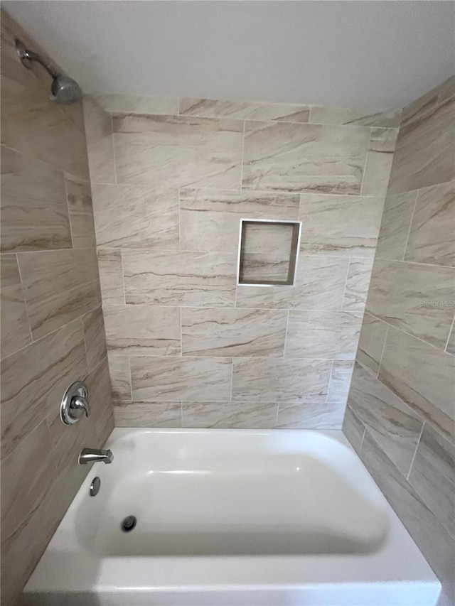 bathroom featuring tiled shower / bath combo