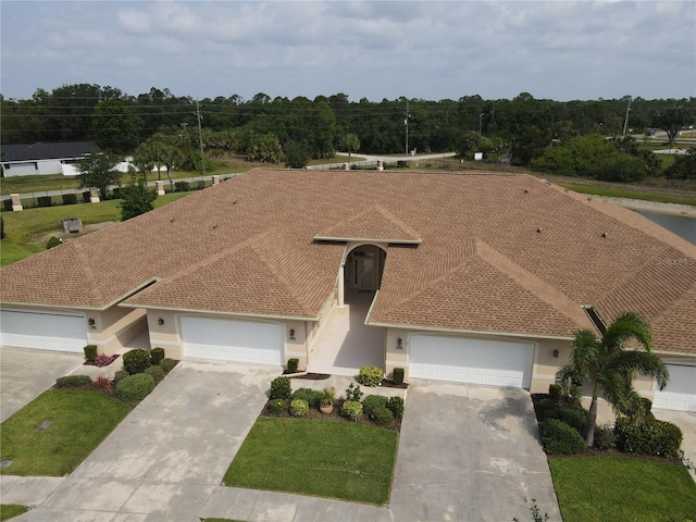 view of front of house featuring a front lawn and a garage