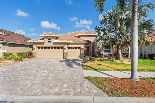 view of front of property featuring a front lawn