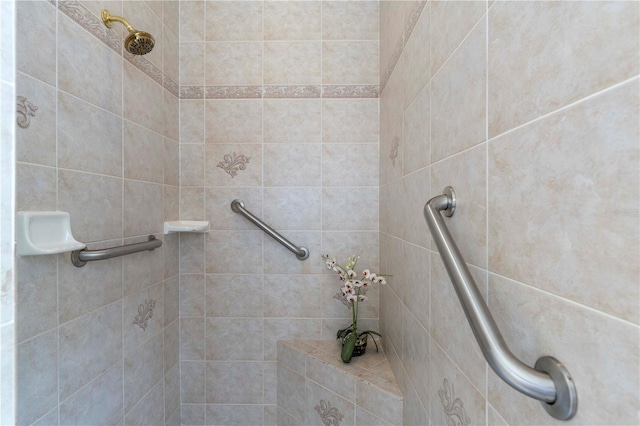 bathroom featuring a tile shower