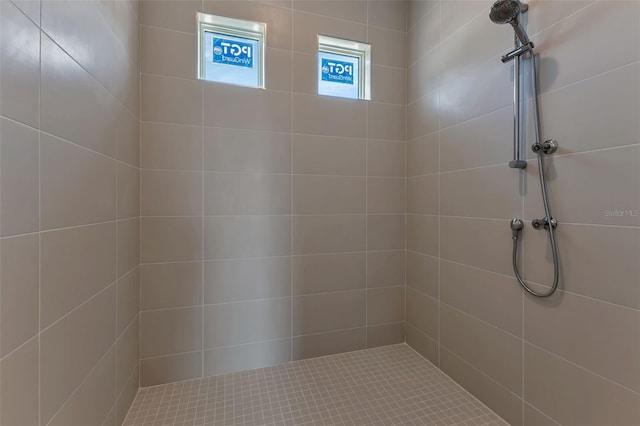 bathroom featuring a tile shower