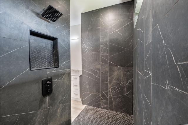 bathroom featuring tiled shower