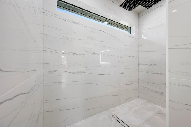 bathroom featuring a tile shower