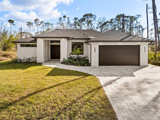 view of front of home featuring a garage and a front yard