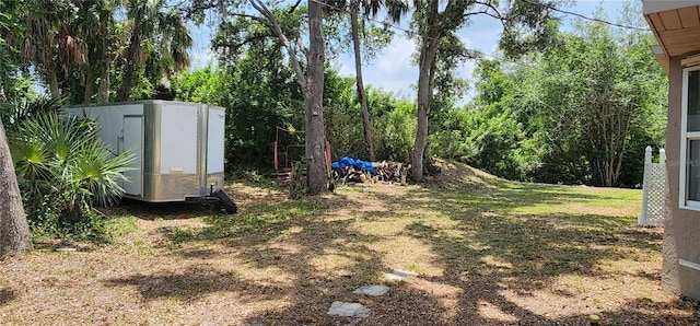 view of yard featuring a shed