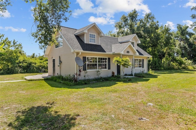 cape cod-style house featuring a front lawn