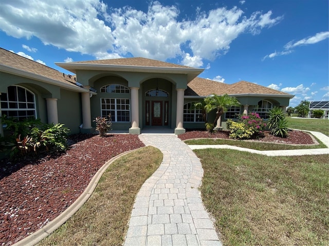 view of front of home featuring a front lawn