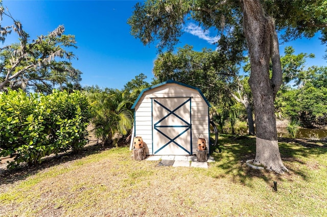 view of outdoor structure featuring a yard