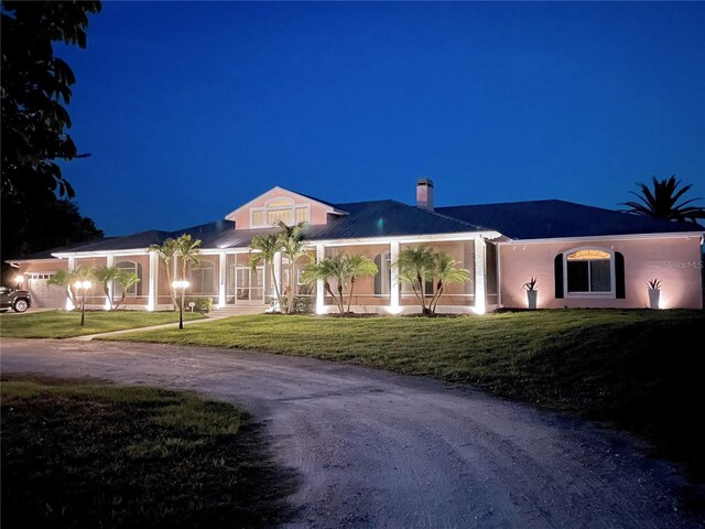 view of front facade featuring a yard