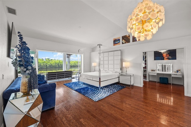 living room with dark wood-type flooring and an inviting chandelier