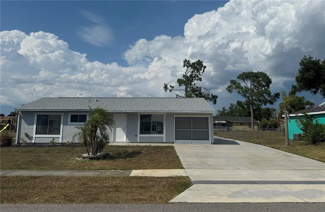 view of front of house featuring a front lawn and a garage