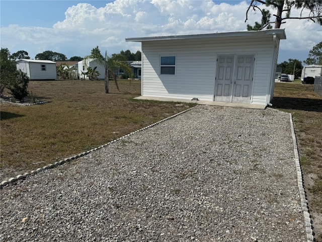 view of yard with a storage shed