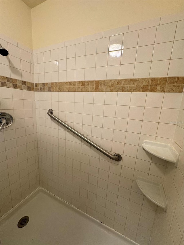 bathroom featuring tiled shower