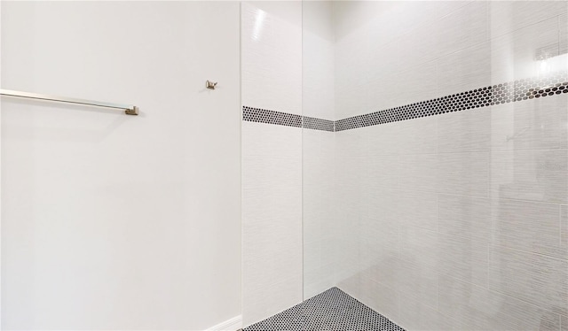 bathroom featuring a tile shower