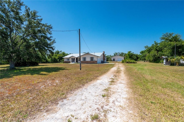 single story home featuring a front lawn