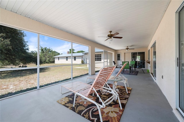 sunroom with ceiling fan