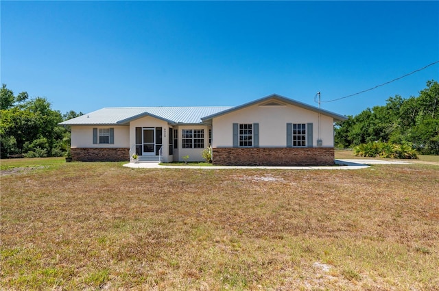 ranch-style house featuring a front yard