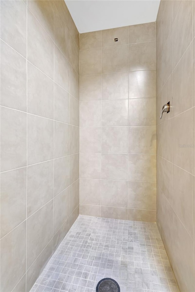 bathroom featuring tiled shower