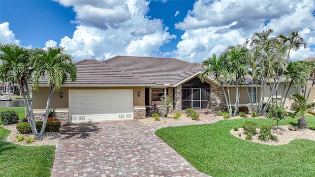 view of front facade featuring a garage and a front yard