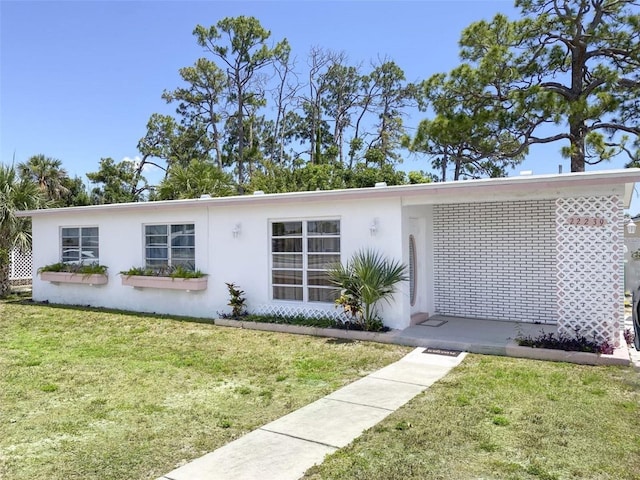 single story home featuring a front yard