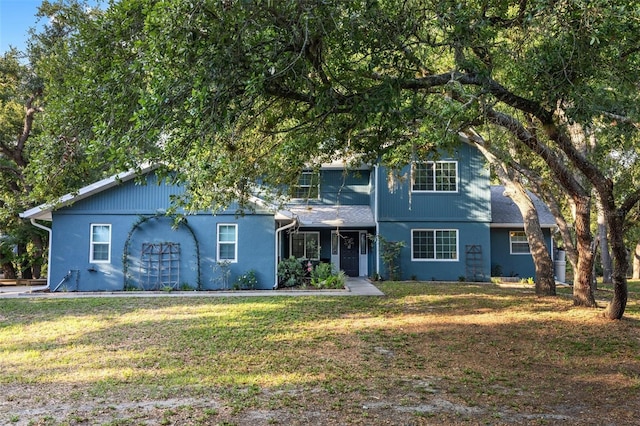 view of front of home featuring a front lawn