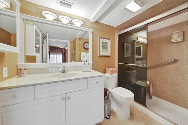 bathroom with a tile shower, ceiling fan, tile patterned flooring, toilet, and vanity