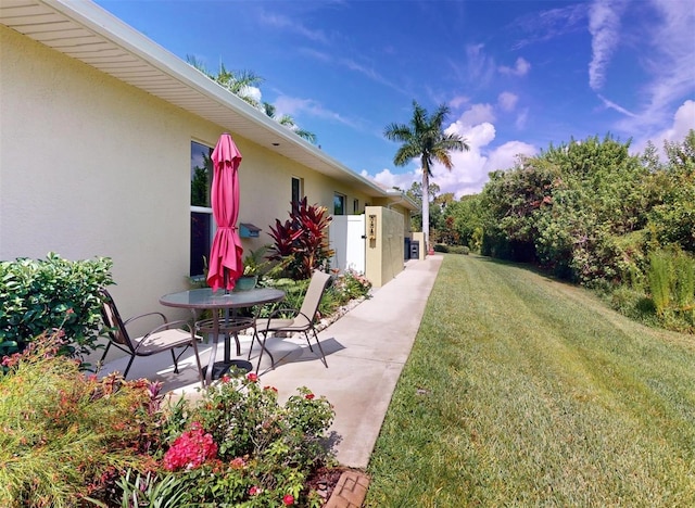 view of yard with a patio