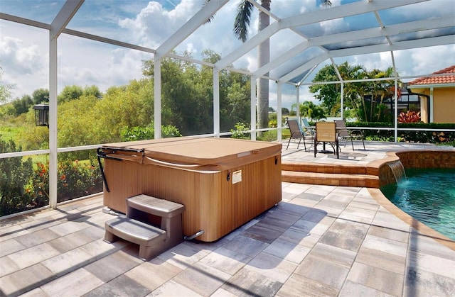 sunroom / solarium featuring a pool with hot tub