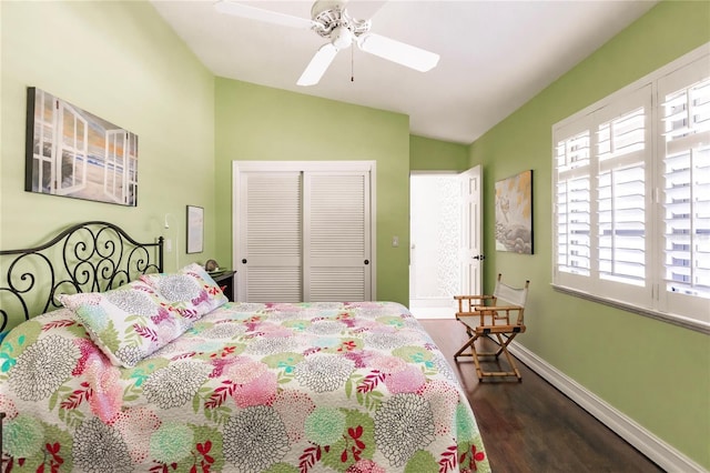 bedroom with ceiling fan, a closet, dark hardwood / wood-style floors, and vaulted ceiling