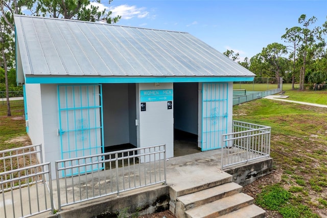 view of outdoor structure featuring a yard