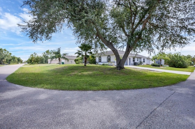 view of front of home featuring a front lawn