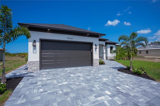 view of front facade featuring a garage