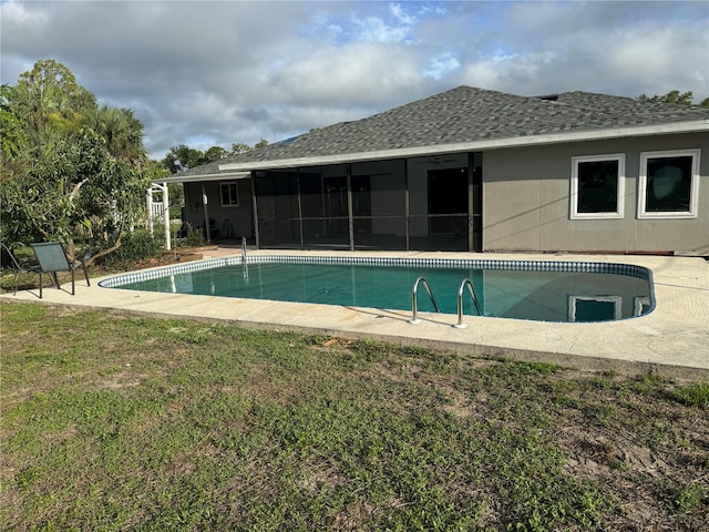 view of pool featuring a yard