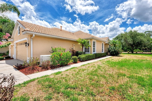 view of front facade featuring a garage and a front lawn