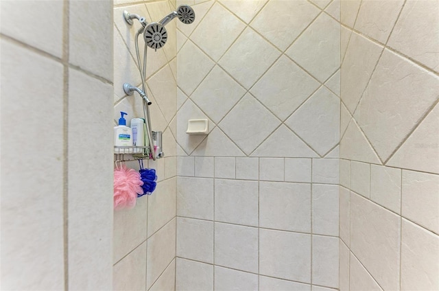 room details featuring a tile shower