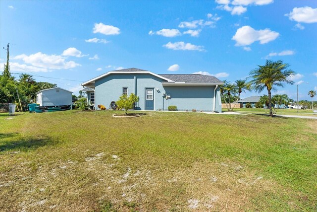 single story home with a front yard