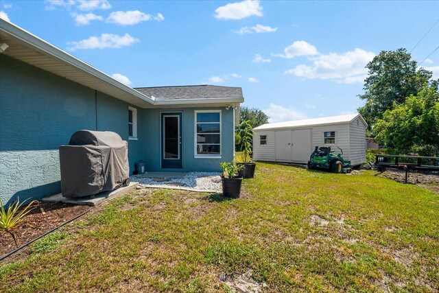 view of yard featuring a storage shed