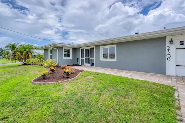 view of front of property featuring a patio area and a front yard