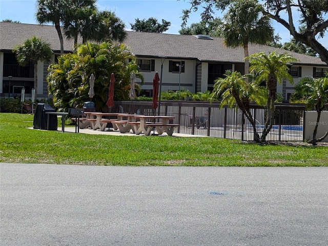 view of front of home featuring a front lawn