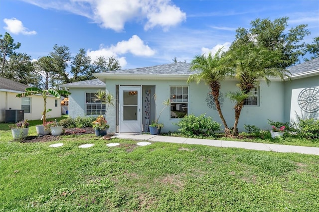 view of front of house featuring cooling unit and a front yard