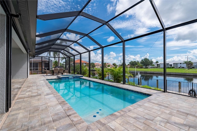 view of pool with an in ground hot tub, a patio, a water view, and a lanai