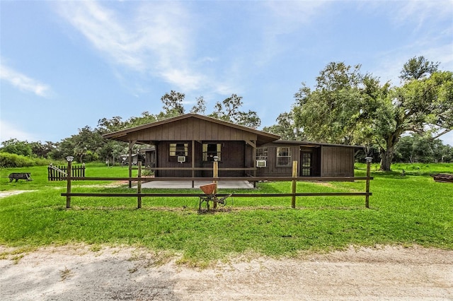 view of front facade with a front yard