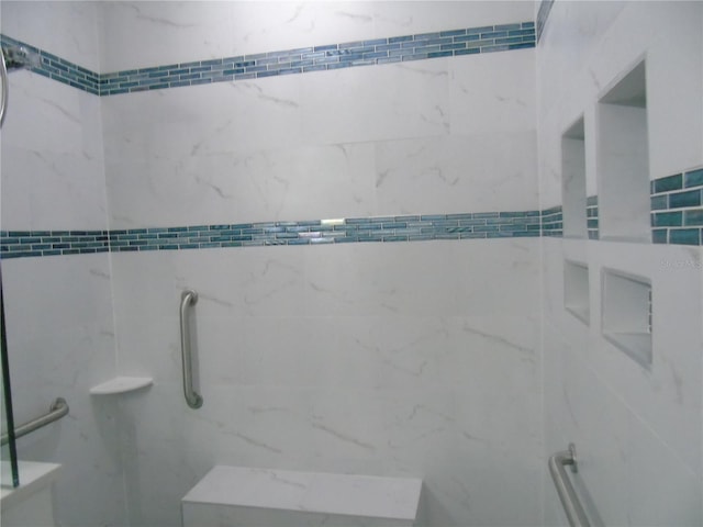 bathroom featuring tiled shower