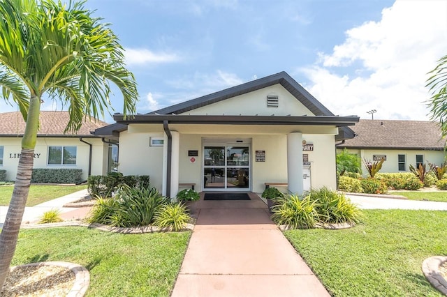 view of front of property featuring a front yard