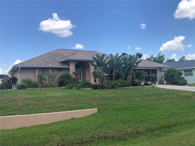 view of front of home featuring a front yard