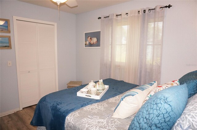 bedroom with hardwood / wood-style flooring, ceiling fan, and a closet