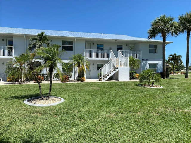 view of front of property featuring a front yard