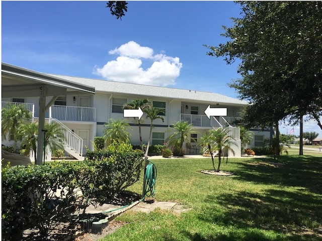 view of front of home featuring a front lawn