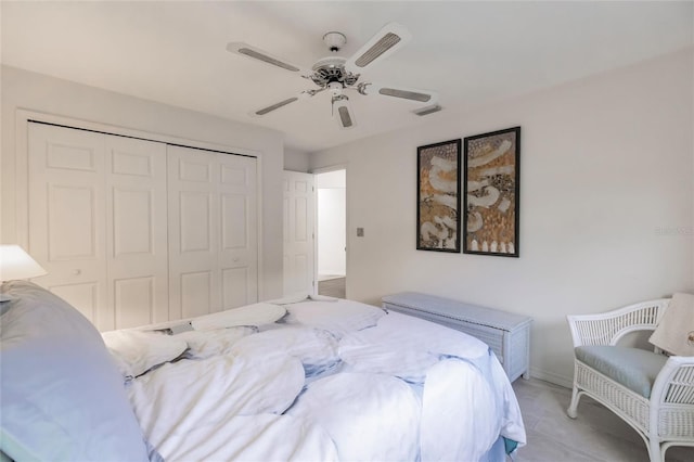 bedroom featuring ceiling fan and a closet